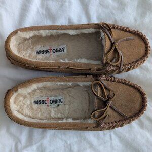 ✨ Minnetonka Women’s Moccasin Slippers – Size 8 ✨